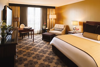 Premier Room, 1 King Bed, Pool View (Signature)