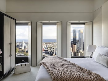 Ambassador King Suite Club Sofitel with Corner Bay Views