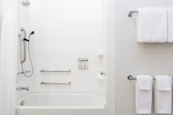 Room, 2 Queen Beds, Accessible Bathtub (Comm, Mobility, Pet Friendly)