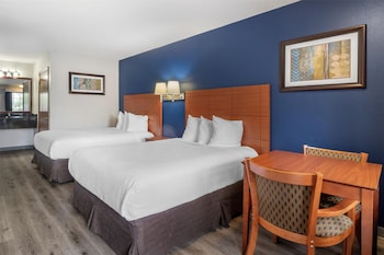 Standard Room, 2 Double Beds, Accessible, Bathtub