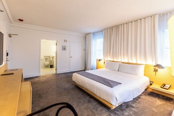 Deluxe Room, 1 King Bed, Roll-in Shower