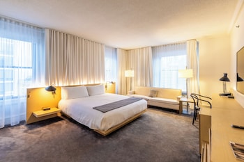 Deluxe Room, 1 King Bed, Roll-in Shower