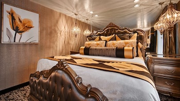 Suite, 1 King Bed, Non Smoking, Refrigerator & Microwave (Walk-in Shower)