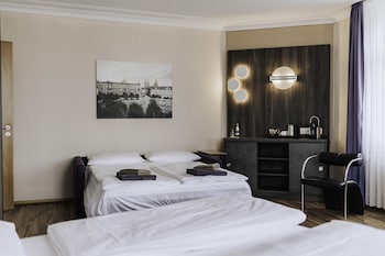 Family Room, 1 King Bed (with Sofabed)