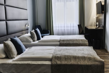 Standard Room, 1 King Bed, City View