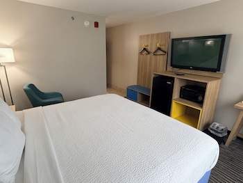 Room, 1 King Bed, Accessible, Smoking (Bathtub w/Grab Bars)