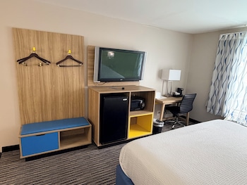 Room, 1 King Bed, Accessible, Smoking (Bathtub w/Grab Bars)