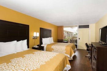 Suite, 1 Bedroom, Non Smoking (Poolside View)