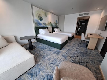Club Room Twin Beds, Club Access