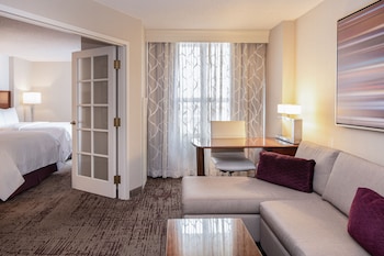 Suite, 1 Bedroom (Mobility/Hearing Access, Roll-In Shwr)