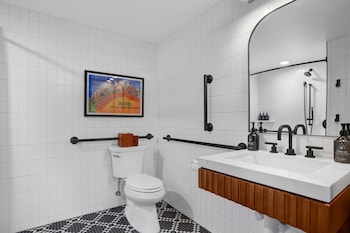 Room, 2 Queen Beds, Roll-in Shower (Mobility Accessible)