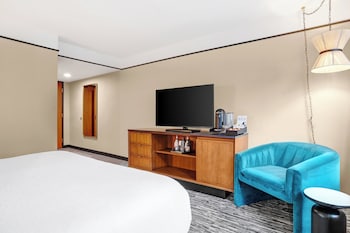 Standard Room, 1 King Bed, City View