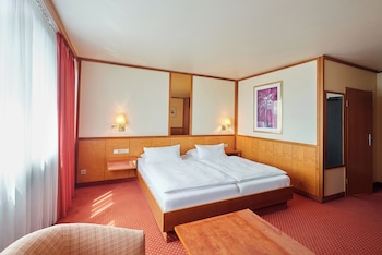 Comfort Room, 1 King Bed (Larger Room)