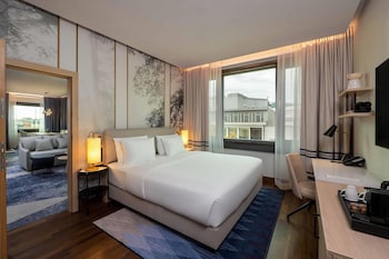 Suite, 1 King Bed (Diplomat Suite)