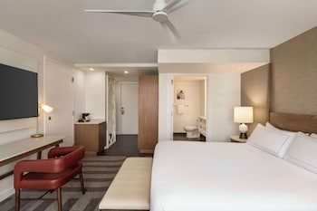 1 King Bed Premium Oceanfront Balcony