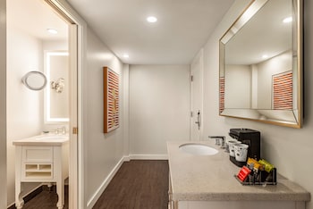 Junior Suite, 1 King Bed, Accessible (Mobility & Hearing, Roll-in Shower)