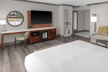 Junior Suite, 1 King Bed, Bathtub