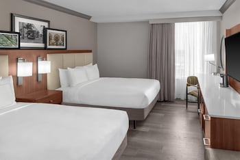 Room, 2 Queen Beds, Accessible Bathtub
