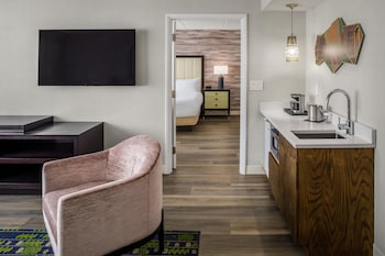 Junior Suite, 1 King Bed, Jetted Tub