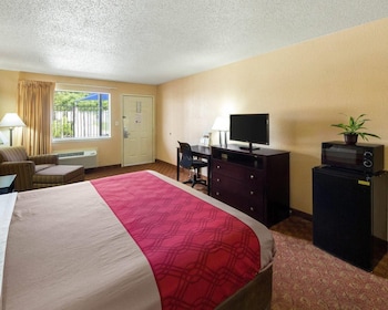 Standard Room, 1 King Bed, Smoking