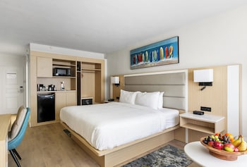 Deluxe Room, 1 King Bed, Partial Ocean View