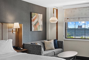 Premium Room, 1 King Bed (Canadian Skyline View)