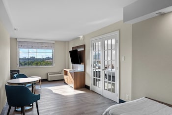 Suite, 1 King Bed (Canadian Skyline View)