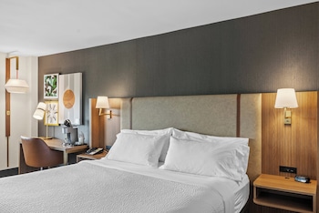 Suite, 1 King Bed (Canadian Skyline View)