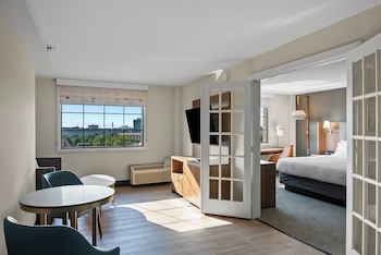 Suite, 1 King Bed (Canadian Skyline View)