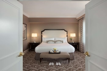 Signature Suite, 1 King Bed with Sofa bed, Bay View