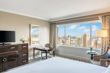 Signature Room, 1 King Bed (Skyline)