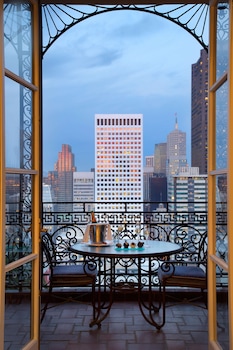 Suite, 1 King Bed, Balcony (Buckingham Legacy)