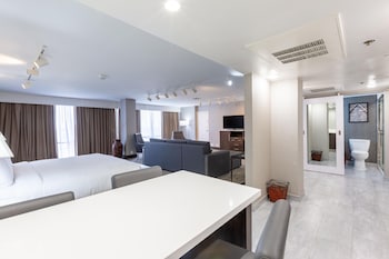 Studio, 1 King Bed with Sofa bed (Sitting Area)