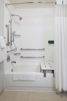 Room, 2 Queen Beds, Accessible (Mobility Tub)