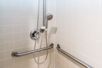 Standard Room, 2 Queen Beds, Accessible (Accessible Tub)
