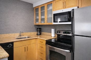 Studio, 1 Queen Bed with Sofa bed (Mobility Accessible, Roll-in Shower)