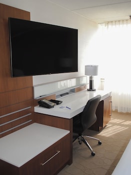 Standard Room, 1 King Bed (Mobility/Hearing Accessible, Tub)