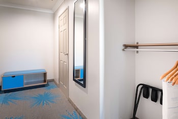 Room, 1 King Bed, Accessible, Non Smoking (Mobility)