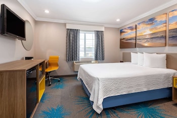 Room, 1 Queen Bed, Refrigerator