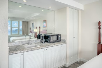 Suite, 2 Queen Beds, Oceanfront