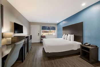 Standard Room, 1 King Bed, Non Smoking, Kitchenette