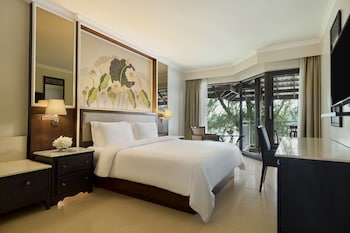 Deluxe Room, 1 King Bed, Lagoon View
