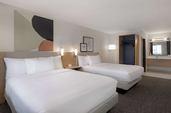 Room, 2 Queen Beds, Accessible, Bathtub (Mobility & Hearing)