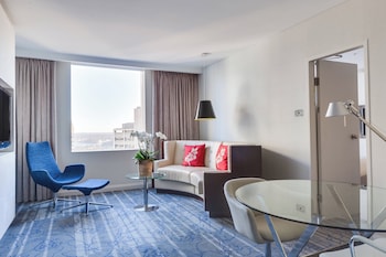 Spa Suite with Club lounge access, 1 Bedroom Suite, 1 King (Harbour Bridge View)