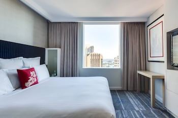 One-bedroom King Suite with Club Lounge Access (Cityscape)