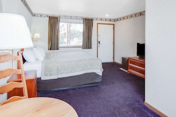 Deluxe Room, 1 King Bed, Hot Tub, Balcony, Lake View
