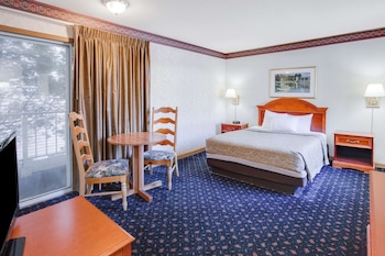Standard Room, 1 Queen Bed, Courtyard View