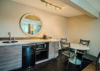 Suite, 2 Queen Beds, Non Smoking (Upgrade)