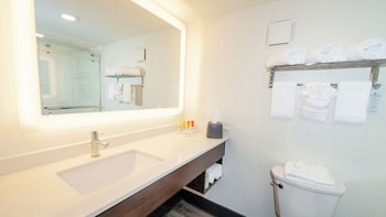 Standard Room, 2 Queen Beds, Accessible (Access Tub)