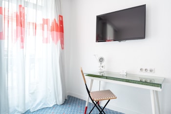 Superior Room with Twin Beds-Complimentary soft minibar,courtesy tray, digital press, fitness, sauna